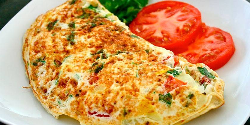 Omletă cu ardei, ceapă și verdeață